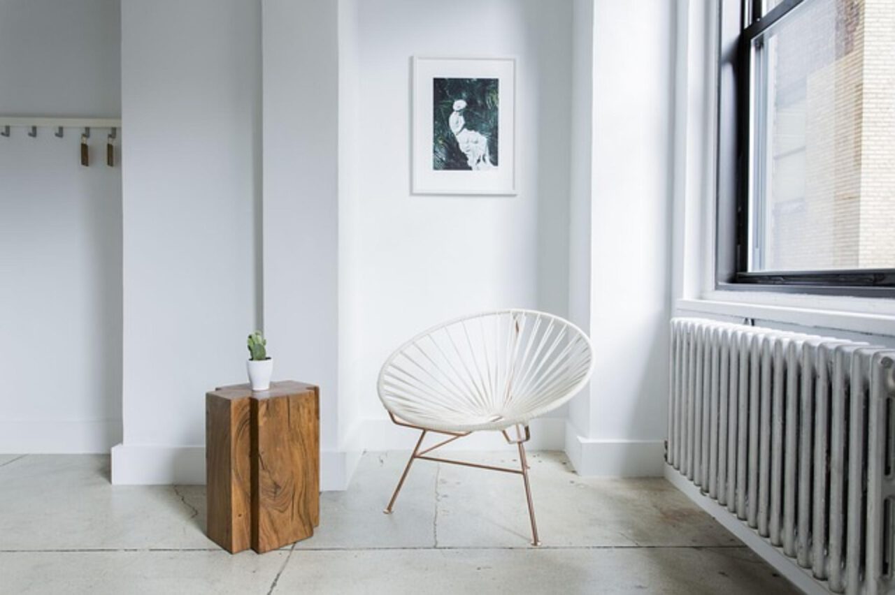 Drewniane krzesła – pomysły na ich zastosowanie we wnętrzach